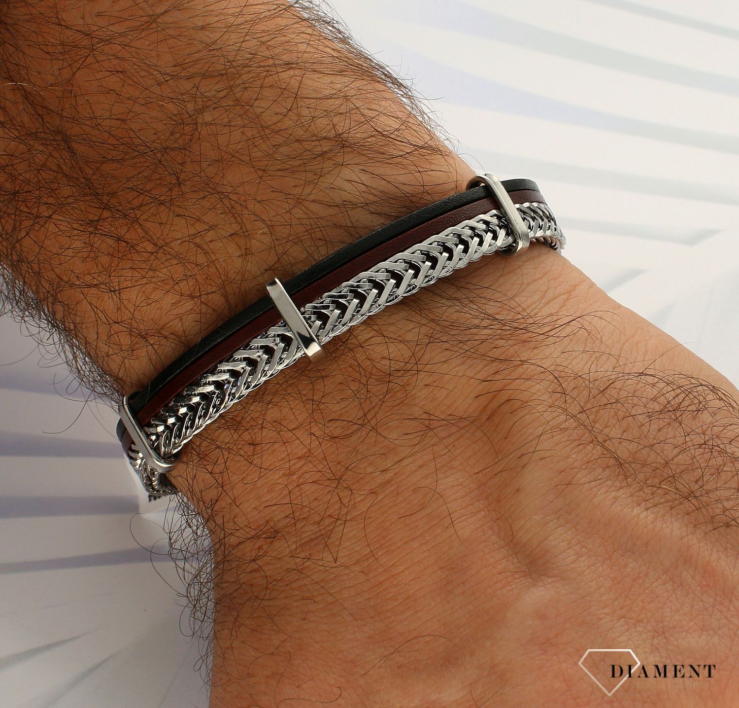 Bransoletka skórzana z ozdobnymi elementami stalowymi B SP BA13544. Elegancka bransoletka skórzana w kolorze czarnym i granatowym z łańcuszkiem w kolorze srebrnym które idealnie współgrają ze sobą.  (1).jpg